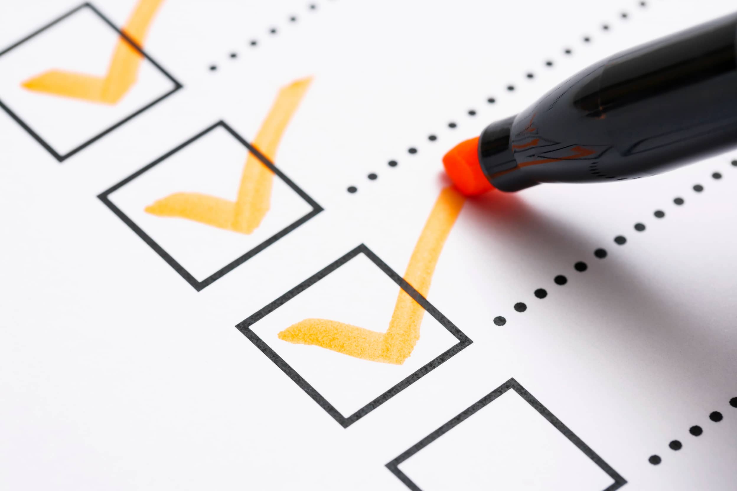 空き家の査定額を左右する5つの評価ポイントのイメージ マーカーでチェックボックスにチェックを書いている様子