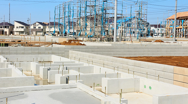 したがって、建坪と建築面積は同じになる場合もありますが、2階部分の外壁が1階部分よりも張り出している場合は異なる結果になります。この場合、2階部分の水平投影