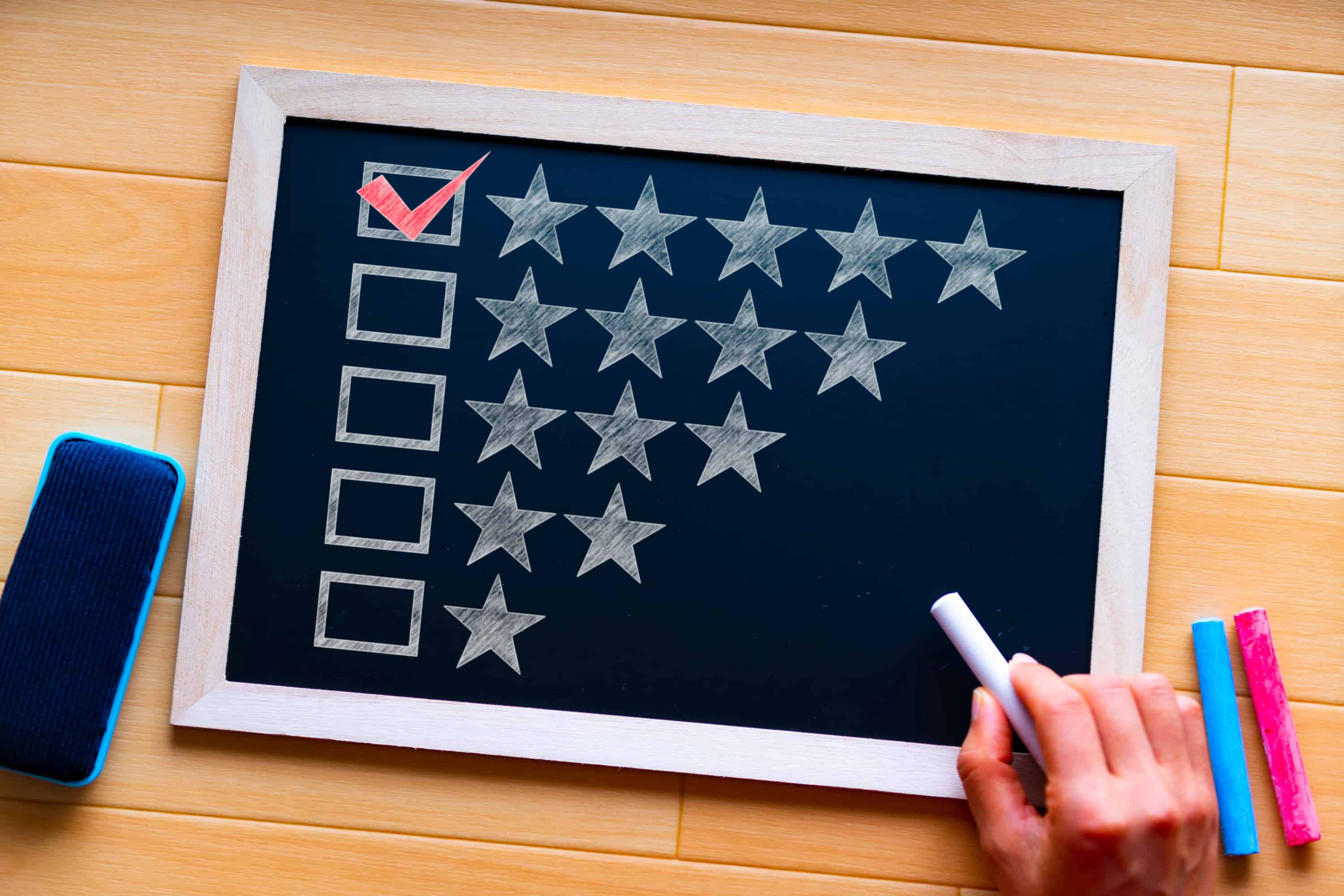 不動産一括査定サイトのおすすめ5選のイメージ　黒板に星がたくさん書かれている