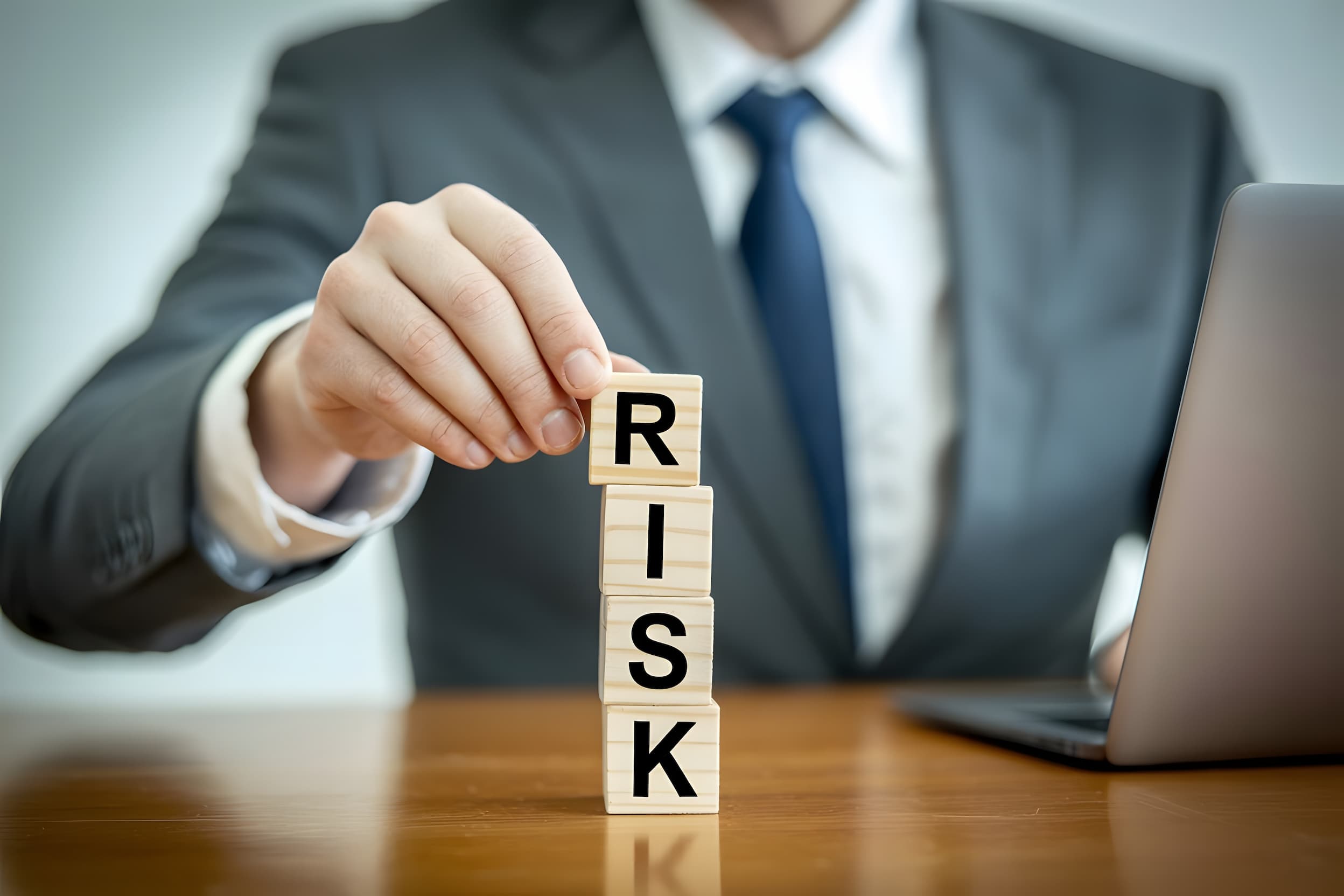 放置は危険！古い家を持ち続ける3つのリスクのイメージ　「RISK」と書かれたブロックを積み上げている様子